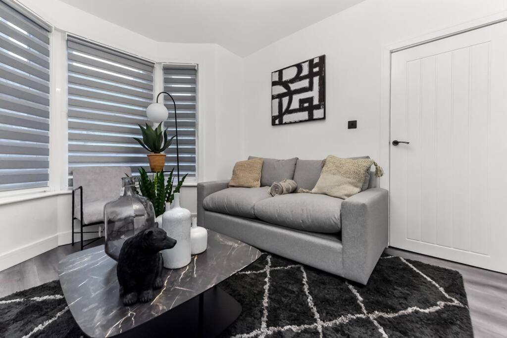 Hunky 3 Bedroom Flat In Hereward, Apartament Londra