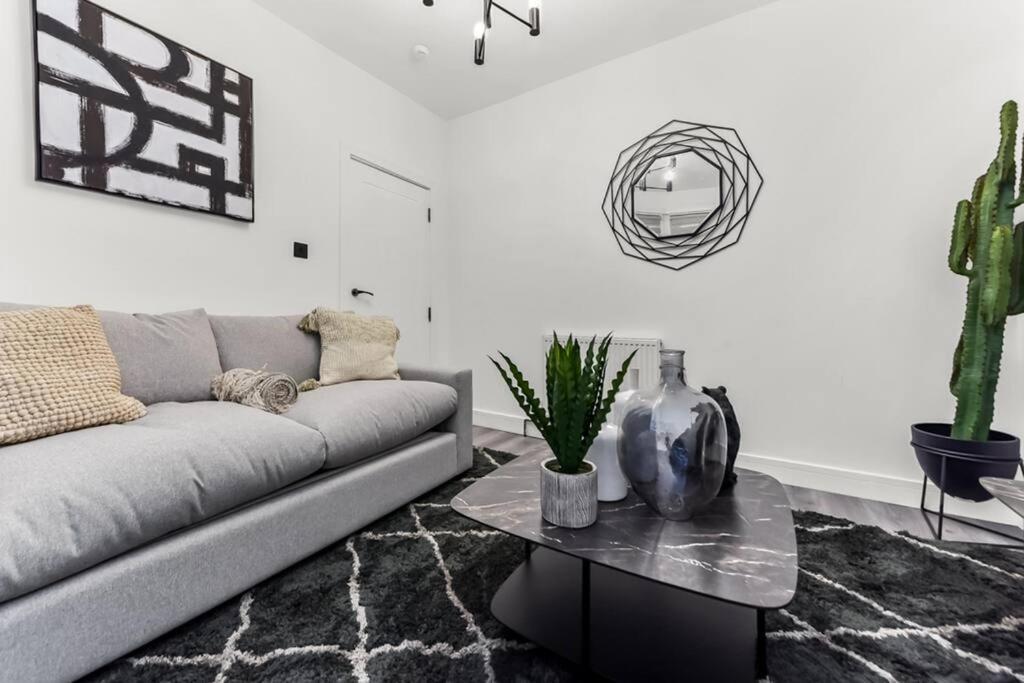 Hunky 3 Bedroom Flat In Hereward, Londra