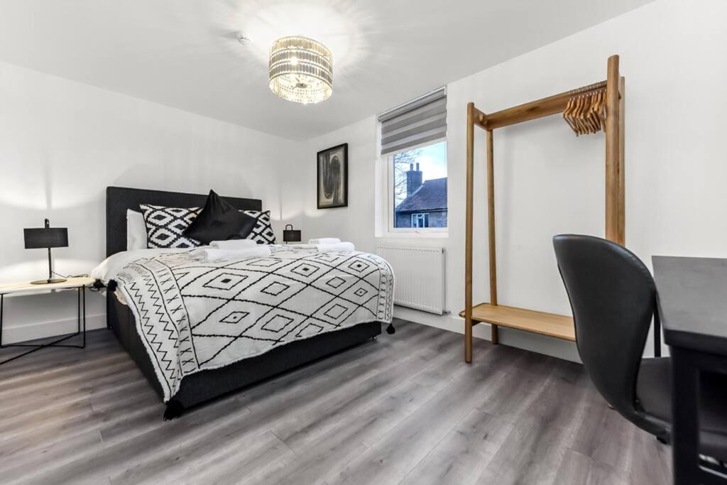 Hunky 3 Bedroom Flat In Hereward, Apartament *
