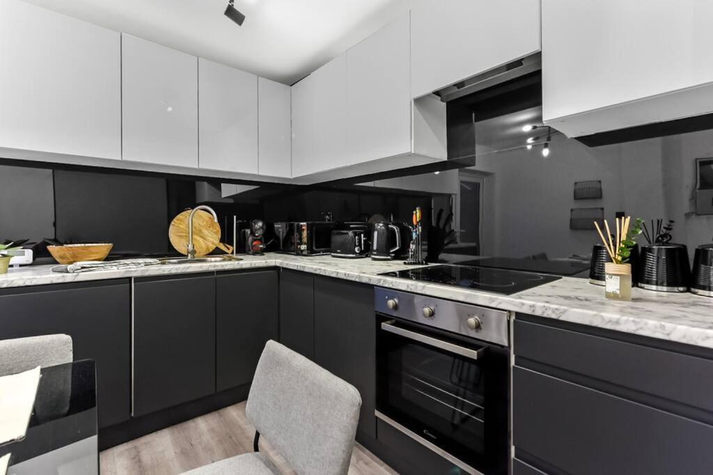 Hunky 3 Bedroom Flat In Hereward, Londra